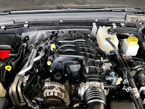 Used 2024 Jeep Gladiator Sport AWD/4WD image 8