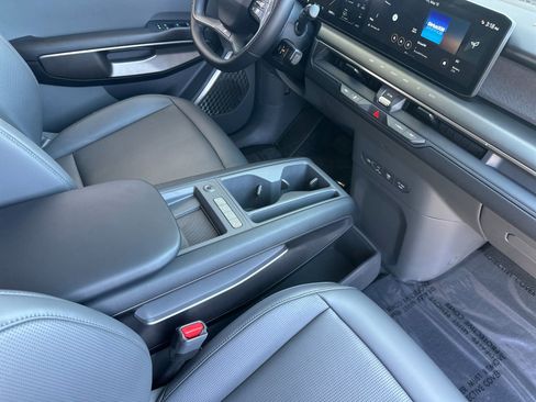 Used 2024 Kia EV9 Light Long Range RWD image 17