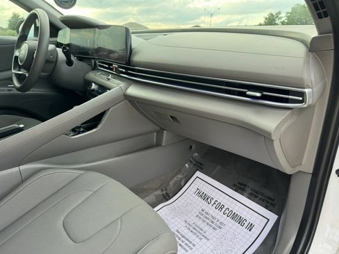 Used 2024 Hyundai Elantra SEL FWD image 28