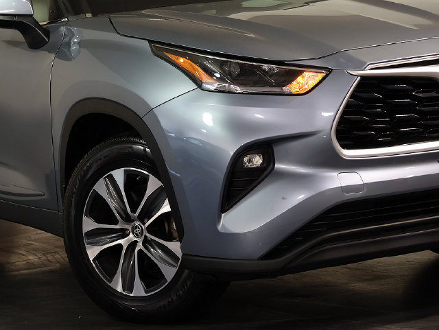 Used 2021 Toyota Highlander XLE AWD/4WD image 8