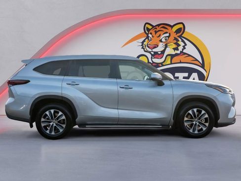 Used 2024 Toyota Highlander XLE image 4