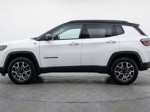 Used 2025 Jeep Compass Trailhawk image 5