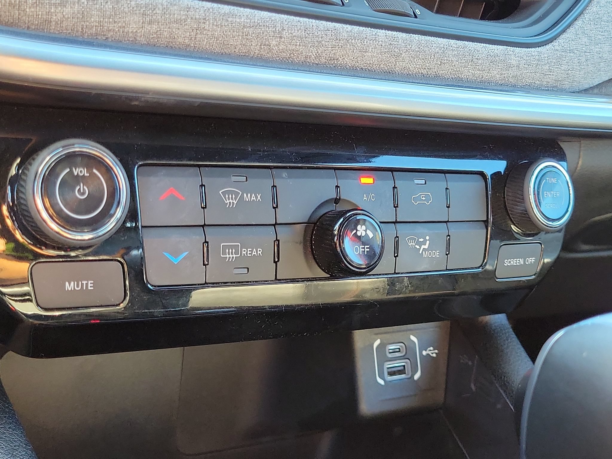 Used 2023 Jeep Compass Latitude AWD/4WD image 19