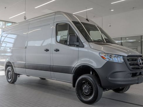 Used 2025 Mercedes-Benz Sprinter 2500 image 12