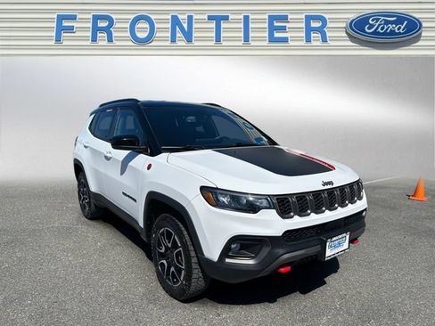 Used 2025 Jeep Compass Trailhawk AWD/4WD image 8