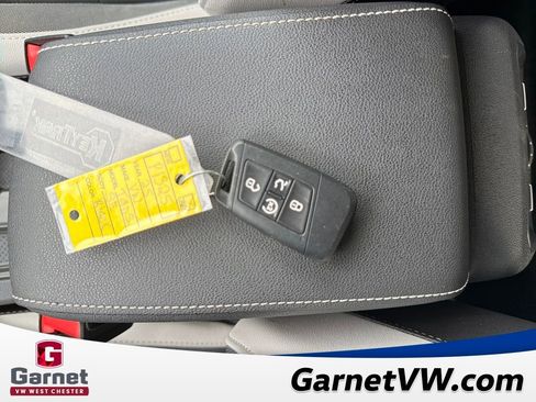 Certified 2025 Volkswagen Taos SE image 28