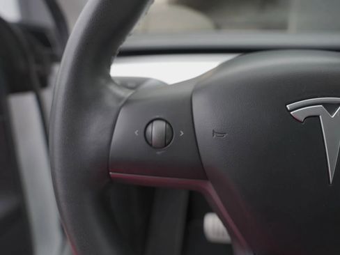 Used 2020 Tesla Model Y Long Range image 18