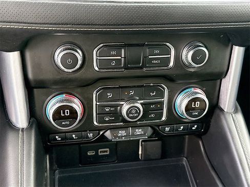 Used 2021 GMC Yukon XL SLT image 17