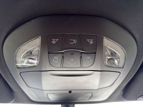 Used 2025 Chrysler Pacifica Select image 23
