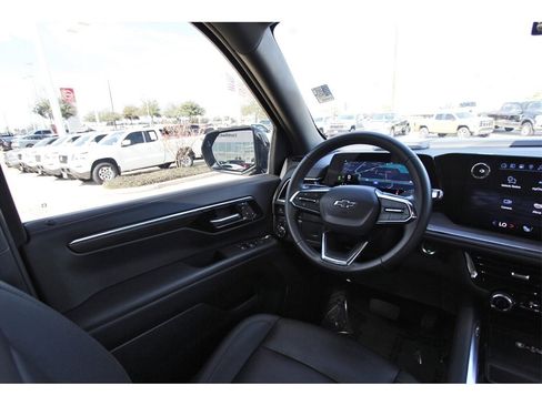 Used 2025 Chevrolet Suburban Z71 image 6