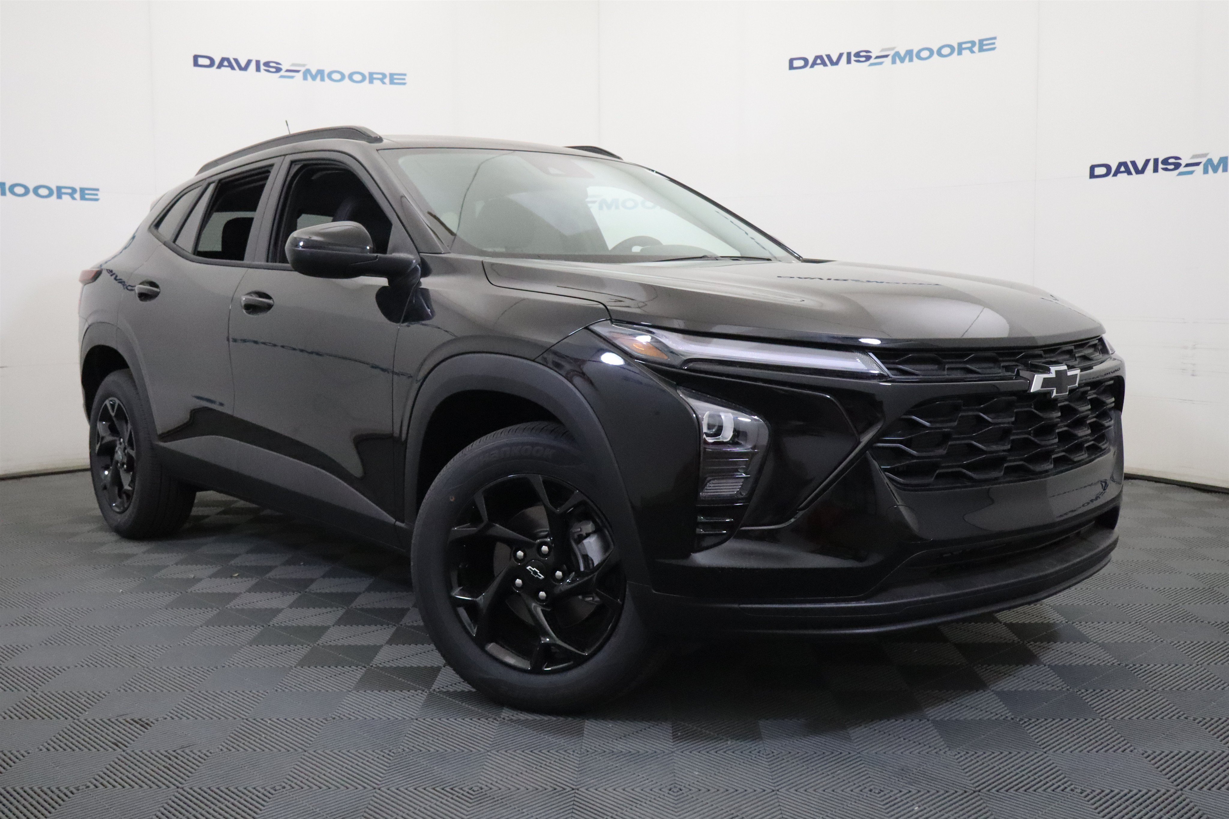 New 2026 Chevrolet Trax LT w/ Midnight Edition FWD image 2