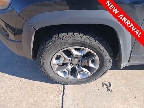 Used 2019 Jeep Cherokee Trailhawk w/ Cold Weather Group image 10