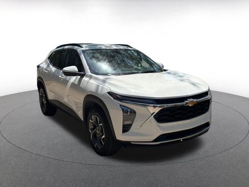 Used 2025 Chevrolet Trax LT image 1