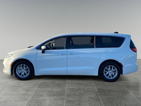 Used 2023 Chrysler Pacifica Touring-L FWD image 2
