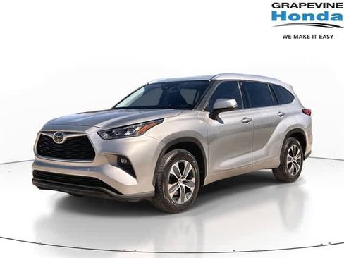 Used 2020 Toyota Highlander XLE image 1