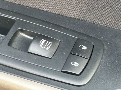 Used 2017 Jeep Cherokee Latitude w/ Comfort/Convenience Group image 39