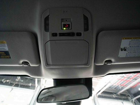 Used 2021 Toyota Highlander LE AWD/4WD image 18