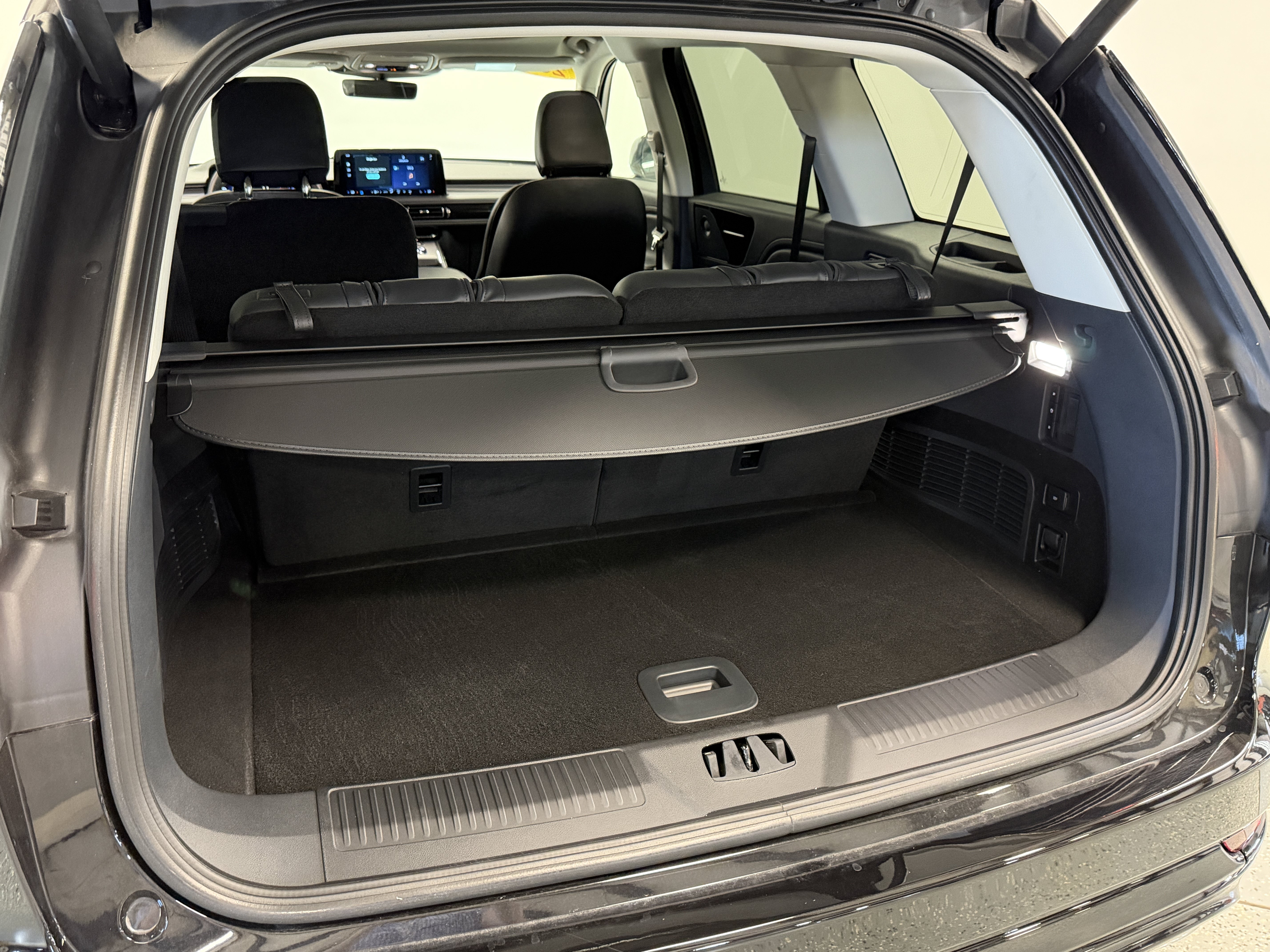 Used 2025 Lincoln Aviator AWD w/ Jet Appearance Package image 26