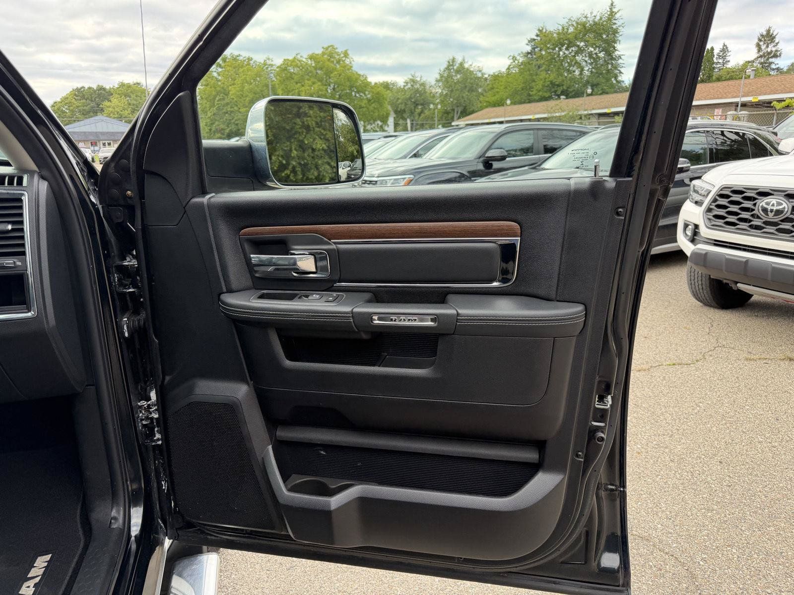 Used 2015 RAM 1500 Laramie w/ Convenience Group AWD/4WD image 28