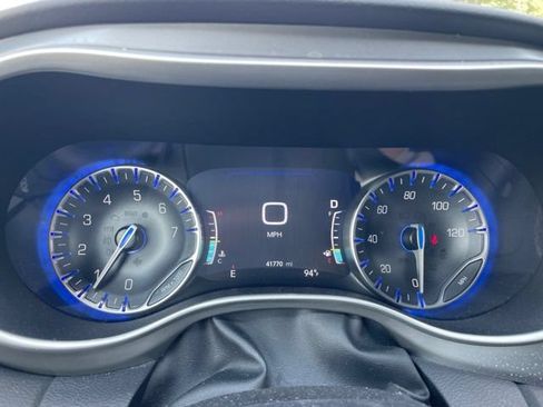 Used 2025 Chrysler Pacifica Select FWD image 10