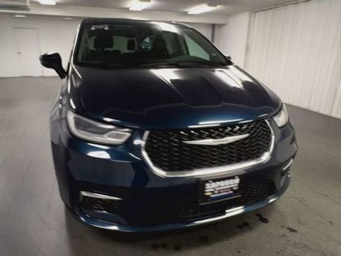 Used 2023 Chrysler Pacifica Touring-L FWD image 3
