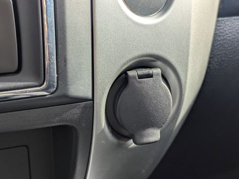 Used 2023 Nissan Titan SV w/ SV Convenience Package RWD image 22