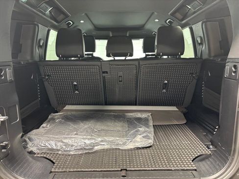 Used 2023 Land Rover Defender 110 SE image 39