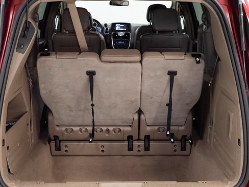 Used 2014 Chrysler Town & Country Touring FWD image 29