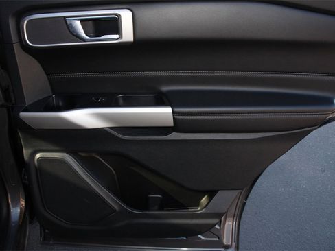 Used 2022 Ford Explorer XLT image 24