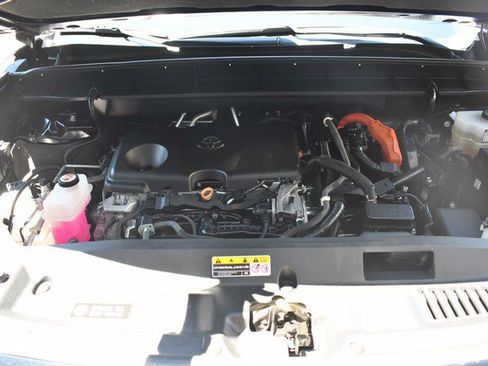 Used 2021 Toyota Highlander XLE AWD/4WD image 31