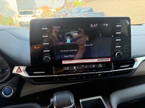 Used 2024 Toyota Sienna XLE FWD image 25