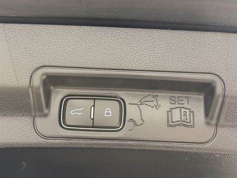 Used 2020 Ford Explorer Platinum w/ Premium Technology Package image 18