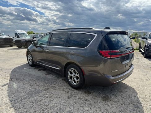 Used 2023 Chrysler Pacifica Limited FWD image 6