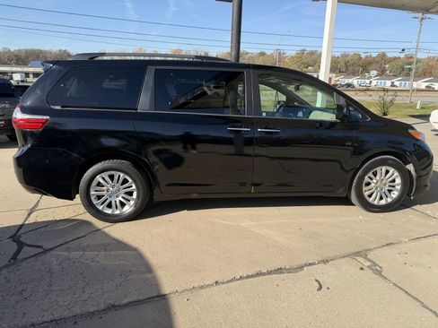 Used 2015 Toyota Sienna XLE image 8