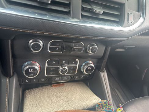Used 2023 GMC Yukon XL AT4 w/ Technology Package AWD/4WD image 17