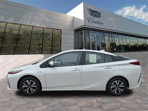 Used 2017 Toyota Prius Prime Premium image 3
