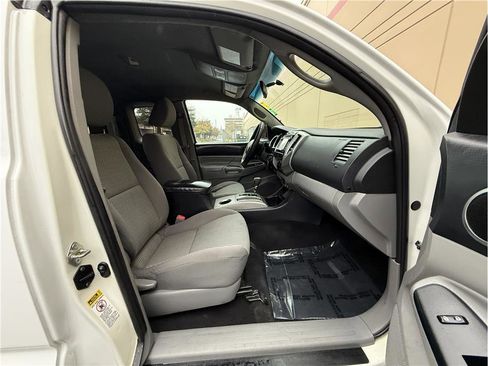 Used 2014 Toyota Tacoma PreRunner image 25