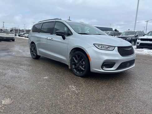 Used 2023 Chrysler Pacifica Limited w/ Uconnect Theater Family Group image 11