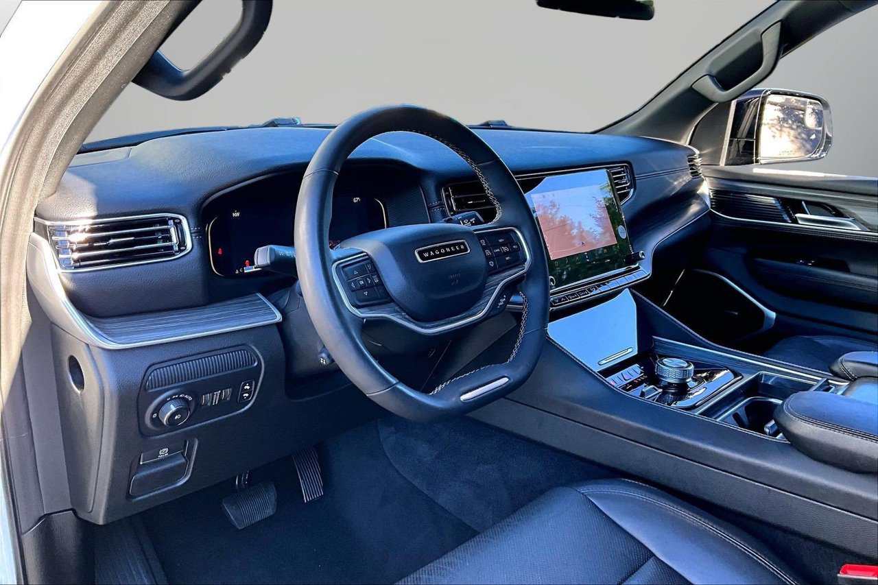 Certified 2024 Jeep Wagoneer L Series II AWD/4WD image 18