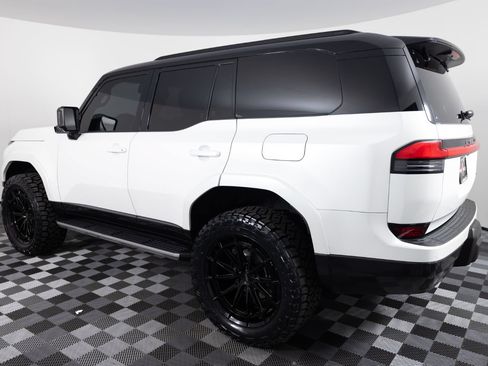 Used 2025 Lexus GX 550 w/ Accessory Package (2T) AWD/4WD image 4