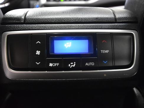Used 2019 Toyota Highlander XLE AWD/4WD image 41