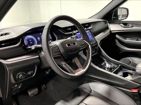 Used 2025 Jeep Grand Cherokee Limited image 16