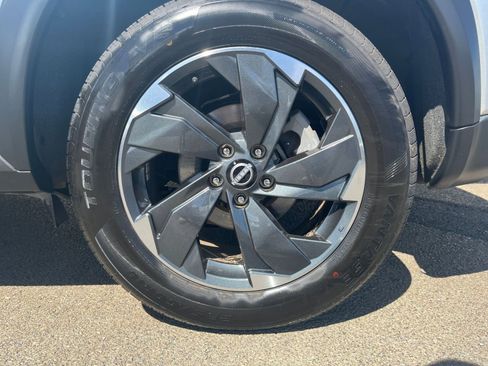 Used 2024 Nissan Rogue SV image 32