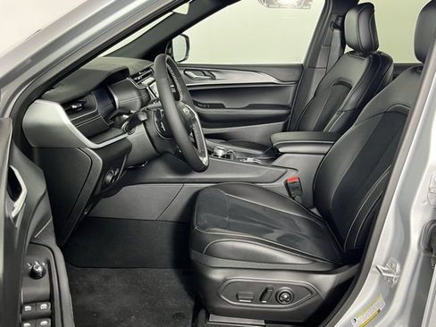 New 2025 Jeep Grand Cherokee L Altitude image 24