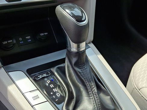 Used 2020 Hyundai Elantra SE FWD image 16