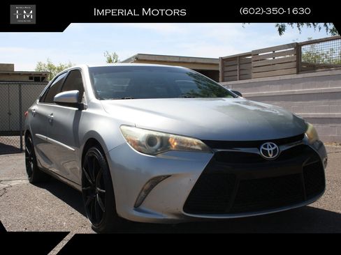 Used 2015 Toyota Camry SE FWD image 1