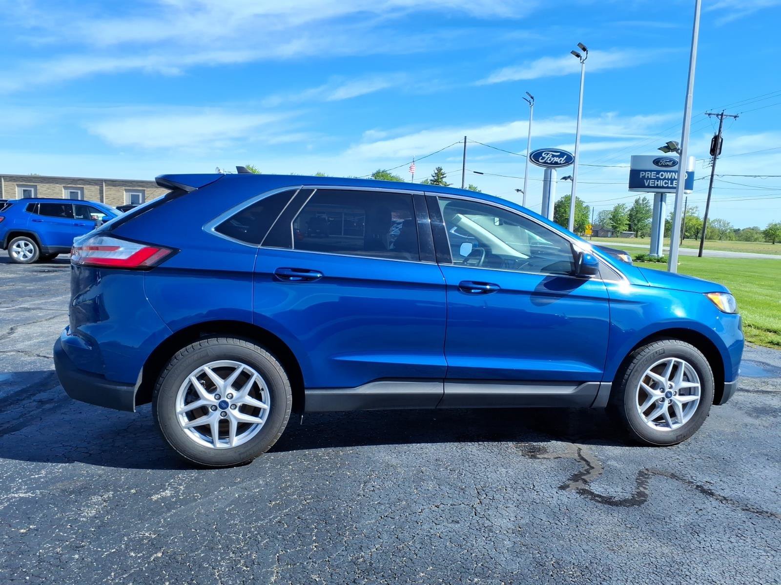 Used 2022 Ford Edge SEL w/ Convenience Package AWD/4WD image 2