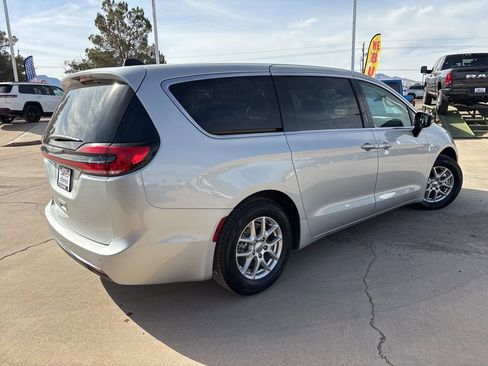 Used 2024 Chrysler Pacifica Touring-L FWD image 5