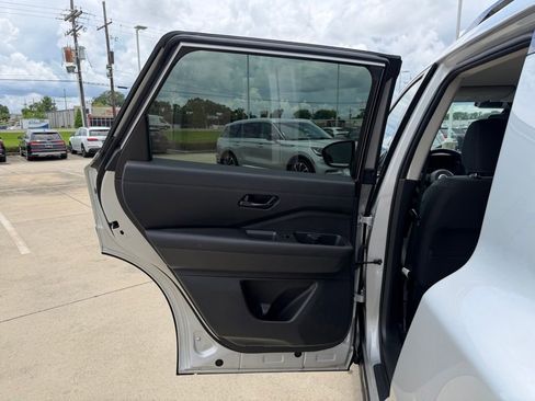 Used 2025 Nissan Pathfinder SV FWD image 20