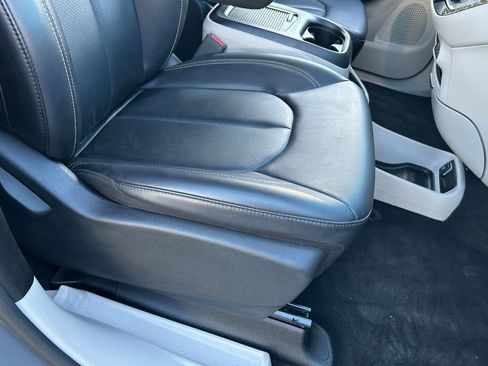 Used 2023 Chrysler Pacifica Touring-L image 37